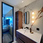 Superbe Face Apartment